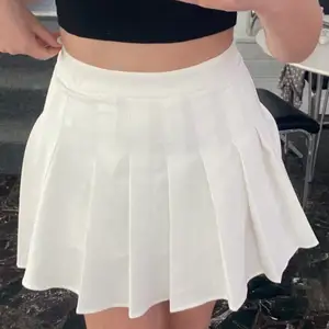 Vit fin kjol i storlek 38, men skulle säga att den är lite mindre i storleken så skulle passa 36 bra! Dragkedja i bak, passar perfekt till sommaren! Aldrig använd 🤍🤍 kommer ifrån Shein (Har även en underkjol!)