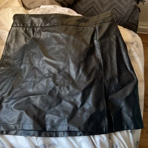  Kjol  - En jätte fin svart kjol som inte kommer till användning om du är intresserand kontakta mig.