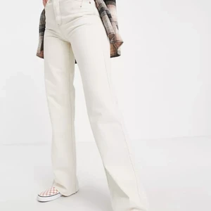 Gräddvita jeans  - Jag säljer min gräddvita jeans från Asos😝 Säljes pga försmå i midjan men längden är skit bra, jag är 171cm. Köptes för 260kr, frakt ingår inte❤️❤️