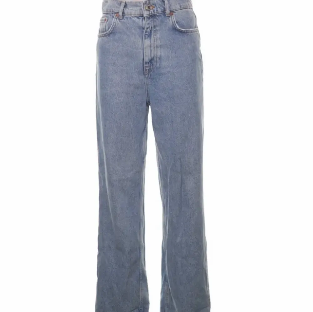 Ett par raka jeans i blå tvätt från Zara. Storlek 36. Mkt sparsamt använda då dem redan från början var typ för små för mig 😄 så de är i riktigt bra skick.  100 kr plus ev spårbar frakt på 66 kr ❤️‍🔥❤️‍🔥. Jeans & Byxor.