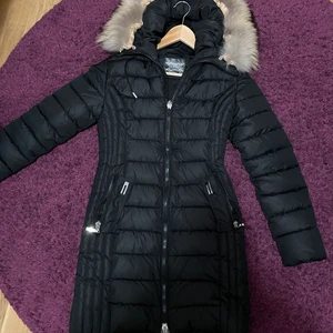 Vinterjacka, från Garoff - Hej💕 Jag säljer min vinterjacka som jag har köpt från Garoff för ca 1 800kr. Jackan är i storlek M och är i långa modellen. Pälsen är en fin unik äckta päls. Köpte jackan förra vintern, men bara använt ca 2-3 gånger. Normalt använder jag storlek S i kläder men denna satt fint i midjan då modellen görs i tajtare storlekar. Säljer den för 1 000kr, då pälsen själv kostar ca 700kr. Pris kan diskuteras, det är bara att skriva vid intresse😊