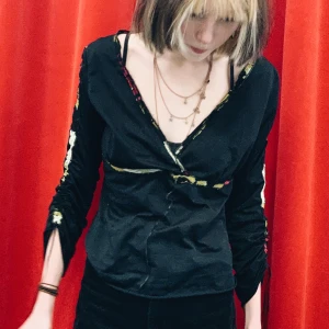 svart topp med färgglada detaljer - svart topp med färgglada, mönstrade detaljer!  Just nu behöver vi i klass 19b från Rytmus Göteborg samla in pengar till vår klasskassa! Vi vill inte att någon ska missa något av studentens roligheter på grund av att alla inte har råd med alla kostnader som ingår. Så vi säljer nu en massa kläder! Fler plagg kommer så kan småningom! Är du intresserad av just detta plagg? Eller har du några frågor? Tveka inte om att höra av dig!