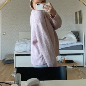 Rosa stickad tröja från zara - Säljer denna fina stickade då den tyvärr inte kommer till användning längre, den är i fint skick, säljer för 150 + frakt💕