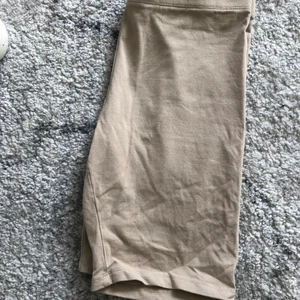 Biker shorts  - Ett par snygga begie och sköna biker shorts! Använd Max en gång! Strl M!