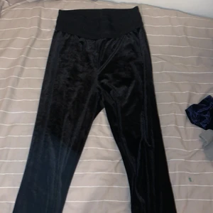 Svarta byxor - Svarta byxor med skön material❤️ aldrig använts bara testats. Bra skick. 