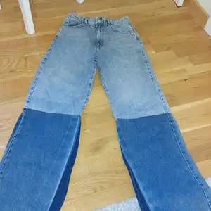 Snygga Jeans i 3 olika nyanser! Lite korta på mig som är 173! Jätte bra skick!! Skriv till mig för fler bilder!💕 köpt för 600 kr
