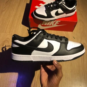 Dunks los panda🐼 - Helt nya panda dunks som köptes på sns. Kvittot finns tillgänglig. Meetup i Stockholm funkar. Tillgängliga storlekar  44.5 - 1800kr 40.5 - 1600kr