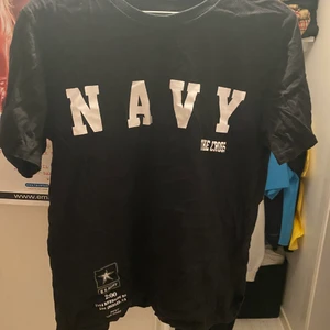 T-shirt med tryck - T-shirt i rätt bra skick, lite slitage på trycket men inget som märks jättemycket. Storlek L men är mer som en M.  Katt i hemmet. Kan mötas upp i Uddevalla om ej så står köparen för frakten. 