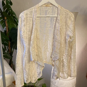 Kofta i spets - Kofta i spets som är kortare bak än i fram. Aldrig använd. 