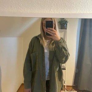 Grön jacka - Så finnigt perfekt nu till våren 🙏 strl S men passar ca xs-m skulle jag säga ❤️