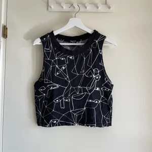 Klassisk Monki topp - Klassisk mönstrad Monki crop top i storlek XS. Använd men fint skick! 