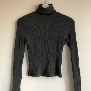 Ribbad grå polo - Superfin tunt stickad mörkblå polo. Okänt märke.