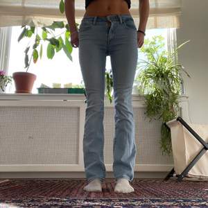 Säljer mina älskade Levis jeans då de tyvärr blivit någon centimeter för korta för mig (170cm). Kloten i butik för drygt ett år sedan för 1200kr.❤️❤️ 