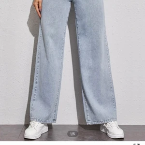 Shein jeans i ljusblå - Shein jeans som knappt är använda då de är för stora jättebra skick. De är i storleken XS men är rätt så stor i storleken så de kan vara en 34 eller 36. Inga returer och frakten får man stå för själv