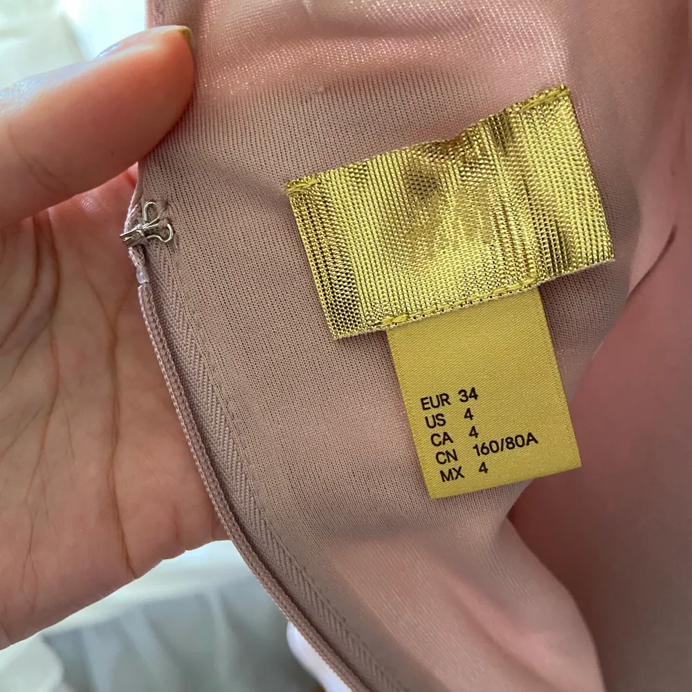 Så vacker balklänning i finaste färgen från H&M! Den har ett så fint fall och är så bra kvalitet! Skulle säga att klänningen passar en 36 också då den är stretchig!. Klänningar.