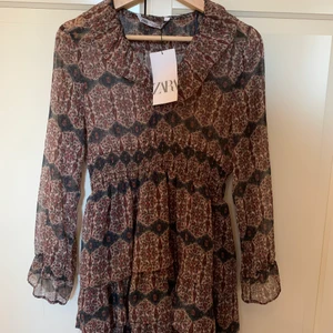 Mönstrad Zara klänning - Kikar intresset på denna slutsålda klänningen från Zara! Den är helt ny med prislapp och allt kvar. Storlek XS men den är stretchiga så passar nog Xss- S. Kontakta mig privat för vid minsta intresse eller fler bilder!💜💜