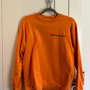 Jättecool Ganni tröja i fin orange färg! Fint skick