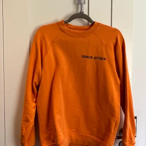 Ganni sweatshirt - Jättecool Ganni tröja i fin orange färg! Fint skick