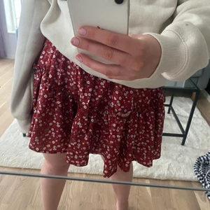 Kjol med blommor  - Har även en matchande topp som jag säljer, ska lägga ut en annons om den också! Använd Max 2 ggr så i väldigt bra skick❤️
