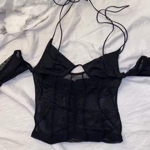Mesh topp - As snygg mesh topp!!! Med massa snygga ditaljer. Som flair armar och knyter runt halsen, snygg rygg. Skriv om du vill ha fler bilder!🦋🦋