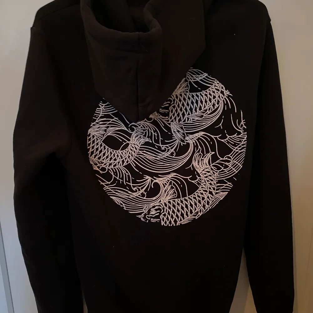 Jättefin hoodie köpt på Zalando, använt kanske 2 gånger så superfint skick! 💙💙 . Hoodies.