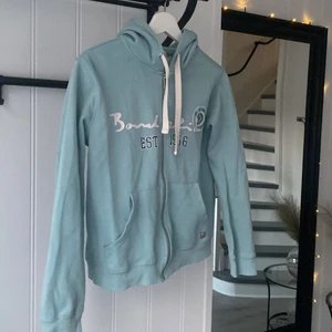 Bondelid kofta storlek S - Passformen är bra, bra skick förutom att det är ett litet hål vid fickan 