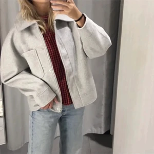 Grå kort kappa - Instressekoll!!! Grå kappa från NAKD köpt för ca 600kr men bara använt en gång bara!❤️❤️ (stor i storlek) SÄLJER VID RÄTT BUD