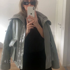 Vår/höst jacka - Supeeernice jacka som endast är använd fåtal gånger, precis som ny. Den är pastellgrön (tror jag¿) och den är fodrad, passar allt från en S till en M beroende på hur man vill att den sitter🥰 