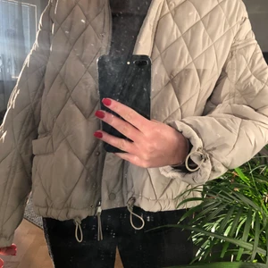 trendig Zara jacka - Beige zara jacka, slutsåld online, säljer endast vid bra pris, använd en gång så i nyskick!💕