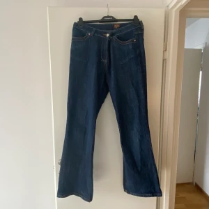 Flare mörkblå jeans - Assnygga mörkblå flates jeans