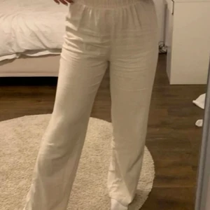 Linnebyxor - Linnebyxor från SHEIN, storlek L men små å storleken så skulle säga att den passar s/m, första bilden är lånad! På mig är dem lite korta och jag är 166