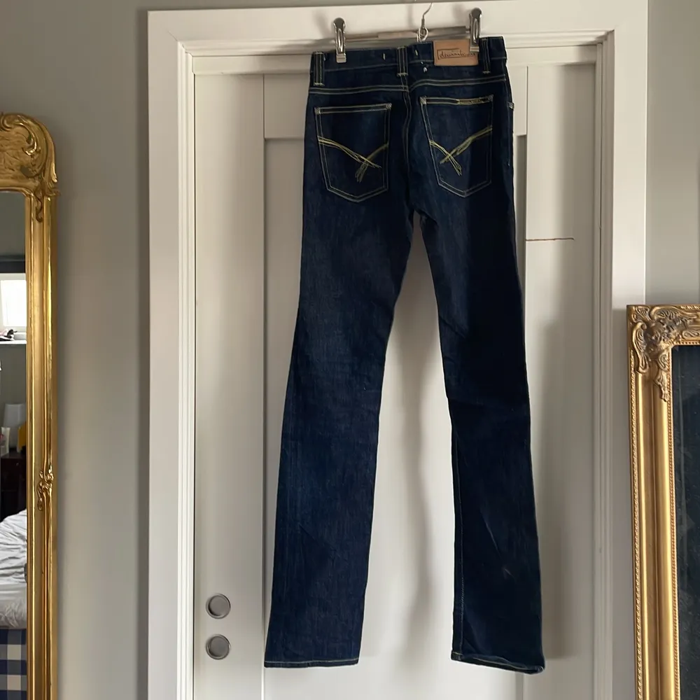 Aldrig andvända köpta på selpy med lappen kvar midjemått 56 och inerbenslängd 82 💕 w27 l 34 men små i storleken 💕. Jeans & Byxor.