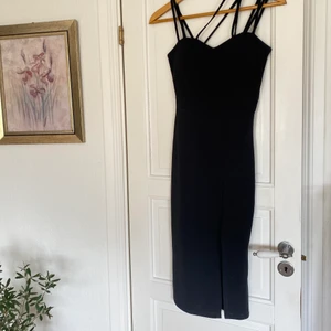 Festklänning - Säljer denna mid festklänning helt oanvänd med lappar kvar. Unik snörning upp till samt slits. 120 kr 💗