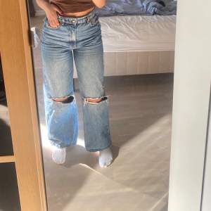 Hej, jag säljer nu dessa jeans från Gina Tricot, dom är använda ett par gånger men är fortfarande i bra skick. Jeansen är i storlek 38. Skulle du vara intresserad, ställa några frågor eller vill ha fler bilder på plagget kontakta gärna mig!🤗❤️