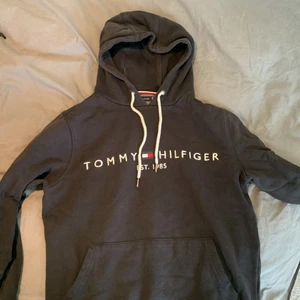 Tommy hilfiger hoddie  - En mörkblå Tommy hilfiger hoddie som jag säljer eftersom jag har vuxit ur den . 