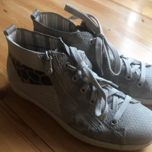 Rieker skor i nyskick. (Provade) strl 37 - Superfina skor som är perfekt till våren/ sommaren.  Rieker skor i storlek 37. (Ca 24,5 cm)  Nypris 500kr  Är provade ett par ggr, är som nya. (Nyskick)  Finns i Åmotfors, kan ta med till Arvika eller Charlottenberg vid ärende. Skickas mot porto 