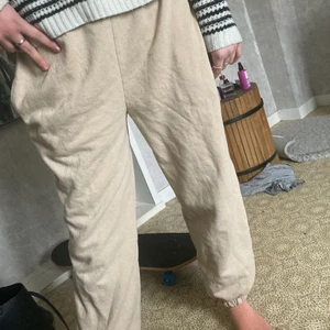 Beigea mjukis byxor - Beigea mjukis byxor det är bra längd på dom jag är 162 och som är bra på mig frakt ingår i priset 