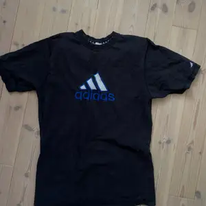 Exklusiv Adidas T-shirt som är SÅ najs! Använder tyvärr inte längre men verkligen perfekt fit enligt mig