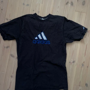 Adidas T-shirt  - Exklusiv Adidas T-shirt som är SÅ najs! Använder tyvärr inte längre men verkligen perfekt fit enligt mig