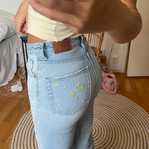 Jeans med broderi - Så söta mod waist jeans med broderade stjärnor⭐️⭐️⭐️ Frakten kommer att vara spårbar💕📦 