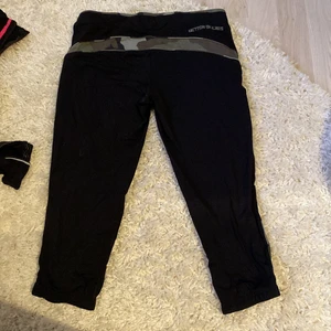 Better Bodies träningstights  - Camoflaugefärgade träningstights från better Bodies. Använda ett fåtal gånger. Går till vaderna.