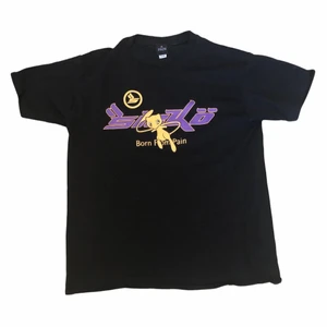 Sicko "Born from pain" T-shirt - Ian Connor Sicko "Born from pain" T-shirt.                                Storlek: S (Oversized fit) Skick:  Använd en gång Flaws: Inga flaws!  DMa om du har någon fråga eller vill ha mer bilder!      Spårbar frakt | Skickas samma eller nästa dag | Postnord 66 kr  🌎 🚛!  #Evisu #Daicock #Vintage #y2k #cybery2k #seagull #bape #bbc #bapesta 