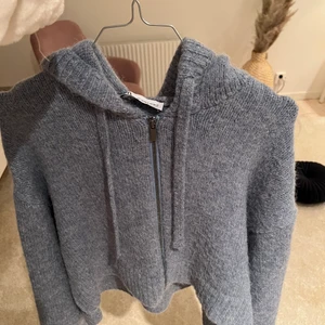 Zara stickad kofta - Säljer denna jättefina stickade kofta från zara, den är aldrig använd. 