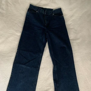 Moni jeans - Utsvängda monki jeans i mörk tvätt!