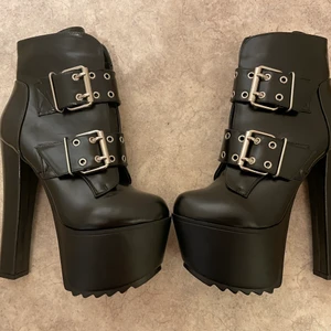 Heta platå boots  - Nya platå boots storlek 36, aldrig använda. Fake läder