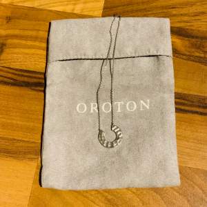 Oroton halsband i silver köptes för 1700:- i utlandet säljs för 700:- 