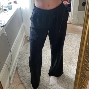 Linne byxor svarta  - Nu ska jag sälja mina svarta linnebyxor från zara! Storlek xs men passar också s. Nypris 600kr. Säljer för: 300kr