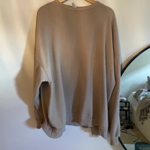 Tröja - Beige oversized tröja. Tröjan har lite klorinfläckar på. 