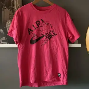 Säljer en Nike t-shirt som är köpt i gallerian. Säljer för 149kr