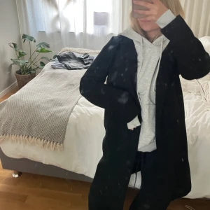 Svart kappa Zara - Säljer min svarta kappa från zara då den inte kommer till användning längre 💘 Kappan har ett nopprigt material   Köparen står för frakt!🫶🏽